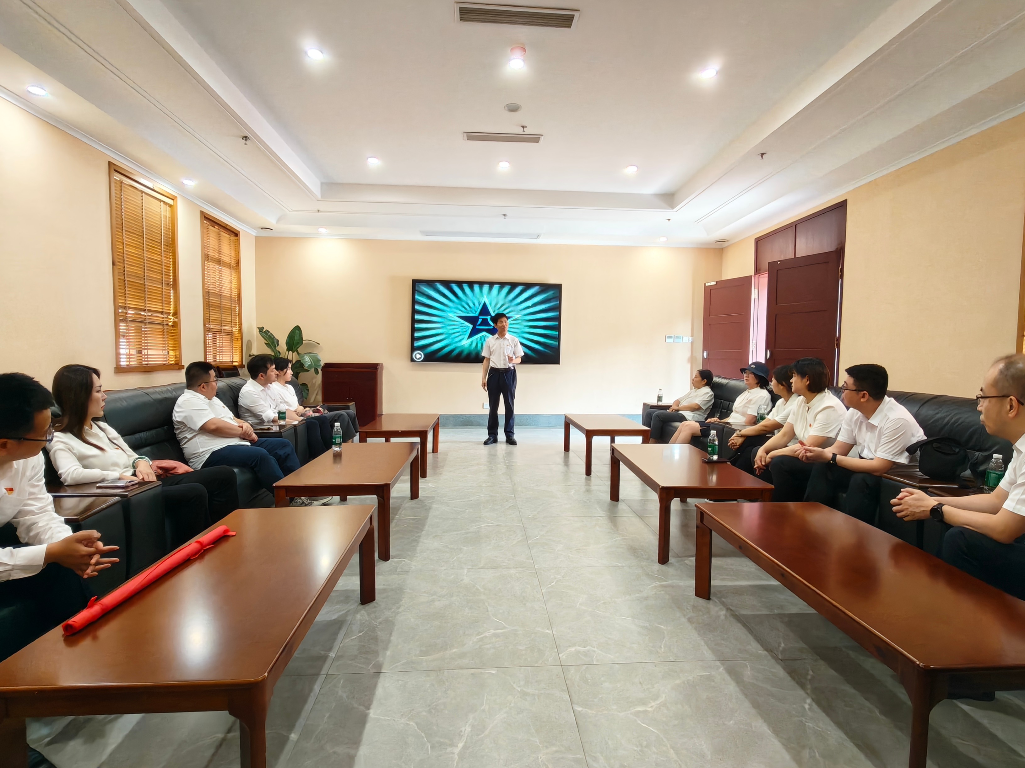 資管公司第三黨支部開(kāi)展“追尋榮軍足跡  筑牢廉潔防線”主題黨日活動(dòng)